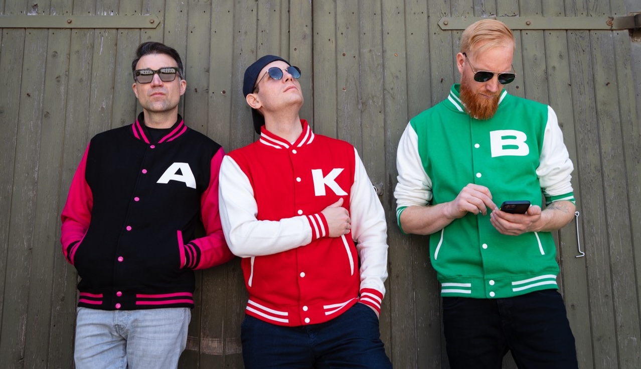 AudioKraftBerlin — Dominik, Raphael, Paul in ihren A·K·B-Jackets