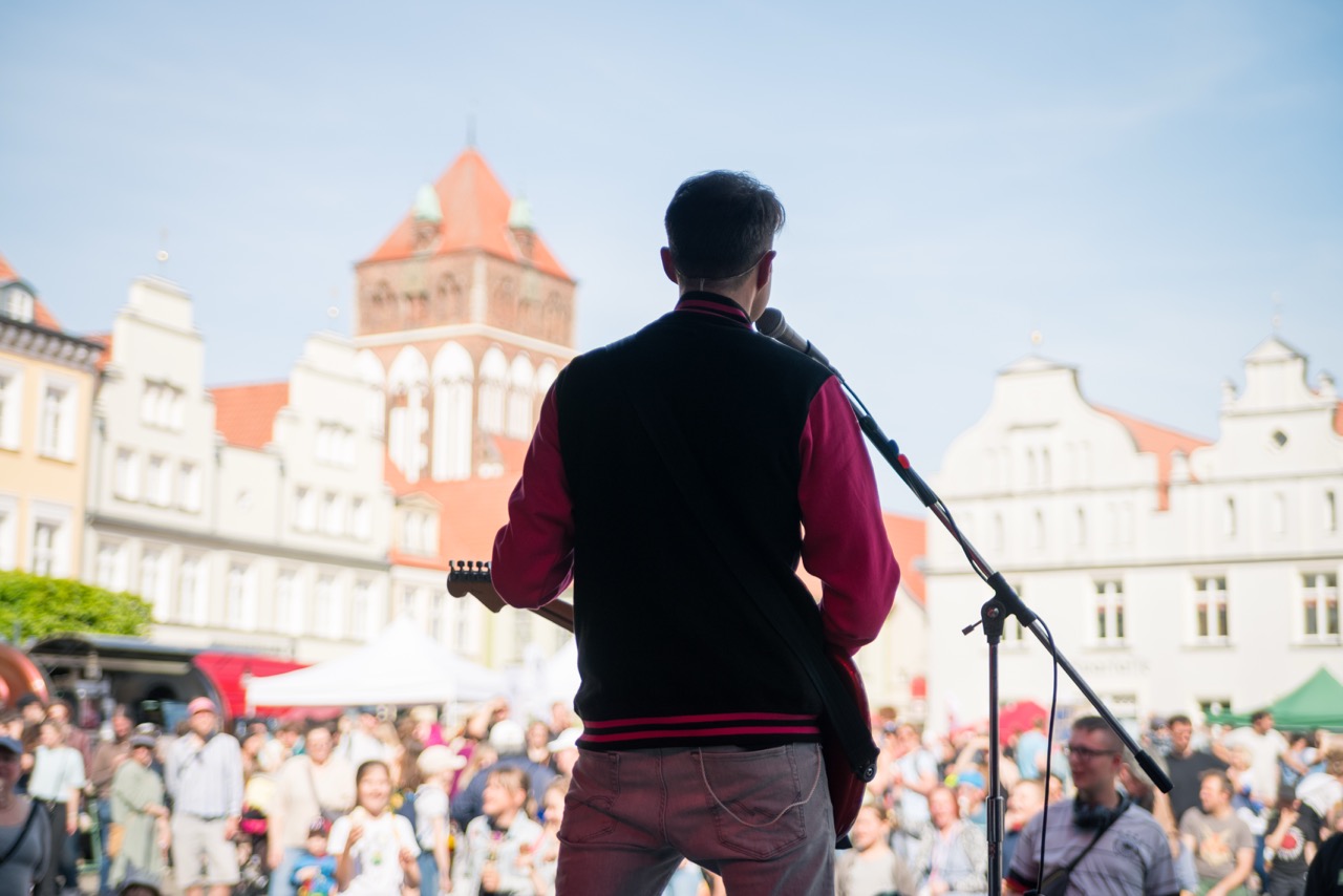 Dominik auf der Bühne, Blick über den Marktplatz